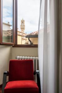 佛罗伦萨托瑞古尔法阿奇亚奥里豪华酒店的窗前的红椅