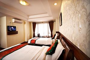 加德满都朋友之家酒店的酒店客房设有两张床和窗户。