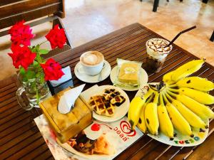 阁遥岛班萱阿马里纳度假屋的一张桌子,上面放着食物和香蕉