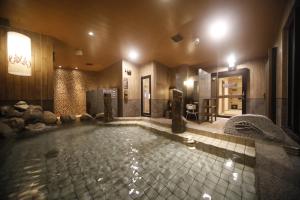 福井Dormy Inn Premium Fukui Natural Hot Spring的一间室内浴室,内有水池