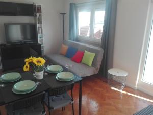 卡帕里卡海岸Lisbon Beach Apartments 1的客厅配有沙发和桌子