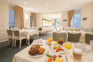 柏林布兰迪斯安德梅塞酒店的用餐室配有餐桌和食物