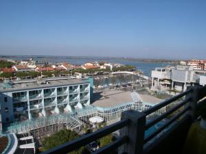 格拉多Condominio Martini的从酒店阳台和水体上欣赏风景