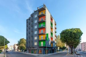 布林迪西Ibis Styles Brindisi的街道上一座带色彩缤纷阳台的建筑