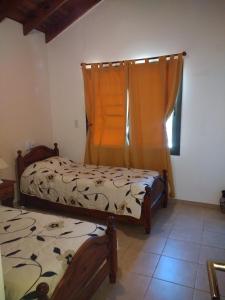 梅洛Cabañas Quinco的一间卧室设有两张床和窗户。