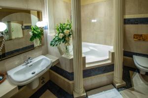 格利维采皇家酒店的浴室配有盥洗盆和浴缸。