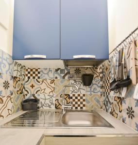 奥斯图尼LA CASETTA 2.0的厨房配有蓝色橱柜和水槽