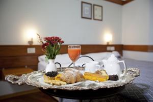 佩斯卡塞罗利杜卡阿布鲁齐酒店的桌上装有一盘食物的托盘