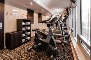 蒙特利尔圣马丁别墅酒店的一间健身房,里面配有跑步机