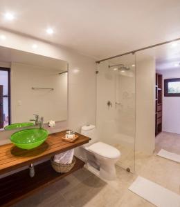 莱瓦镇Hotel y Spa Getsemani的一间带绿色水槽和卫生间的浴室