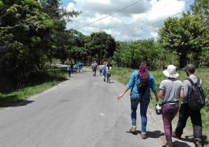 Pajonal ArribaHostal Familiar El Ángel Panamá B&B的一群人走在路上