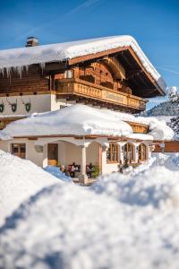 弗拉绍Hotel Garni Ransburgerhof的山中积雪覆盖的房子