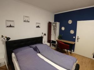 纽伦堡Dream & Relax Apartment's Messe的一间卧室配有一张床和一张书桌