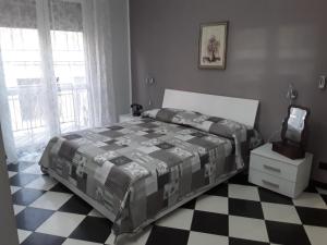 阿斯蒂Appartamento Saretta的一间卧室配有一张床,铺有一个 ⁇ 板地板