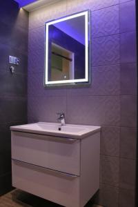 米兹多洛杰Apartament Light & Bright的一间带水槽和镜子的浴室