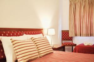 加亚新城Casinha da Praia - Vila Nova de Gaia的酒店客房配有带条纹枕头的床