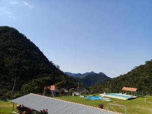 特雷索波利斯Chalé duplex reformado - Fazenda Cantinho的享有足球场及山脉的景色