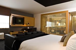 乔治王子城乔治王子城华美达酒店的一间卧室配有一张大床和一台平面电视
