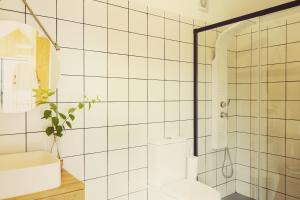 TeoMU_MORADAS NO ULLA的带淋浴和卫生间的白色瓷砖浴室