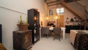 吕伐登Cosy Cityhouse Leeuwarden的一间带桌子的客厅和一间餐厅