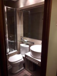 El Colorado埃尔科罗拉多海皮特阿马尔公寓的浴室配有卫生间、盥洗盆和淋浴。