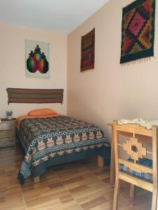 皮萨克Hospedaje Inti的一间卧室配有一张床,铺有木地板