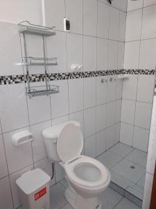 皮萨克Hospedaje Inti的白色的浴室设有卫生间和淋浴。