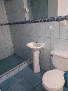 皮萨克Hospedaje Inti的一间带卫生间和水槽的浴室