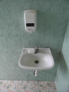 危地马拉Hotel Landivar Zona 7的浴室设有白色水槽和肥皂分配器