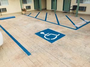 卡马里奥贝拉卡普里套房酒店的建筑地板上带有蓝色标志的地板