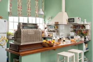 坦迪尔Casa Chacabuco Tandil的厨房里有一个有比例尺的柜台