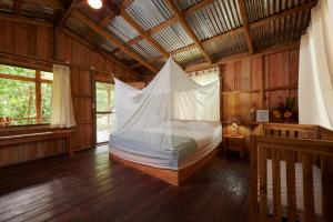 Finca Amistad Cacao Lodge客房内的一张或多张床位