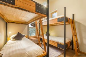 罗斯兰The Mountain Project #2的小型客房配有两张双层床和两张床。