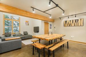 罗斯兰The Mountain Project #2的客厅配有木桌和沙发