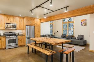 罗斯兰The Mountain Project #2的厨房以及带木桌的起居室。