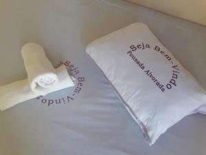 RiachãoPousada Alvorada的一张带卫生纸卷和枕头的床
