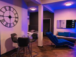 阿瓜迪亚Modern Suite #2 Pasavento的一间设有时钟和桌椅的房间