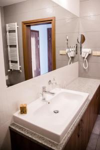 热舒夫APART HOTEL 12的浴室设有白色水槽和镜子