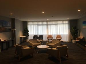 黄金海岸伍德罗夫酒店的一间设有椅子和桌子的等候室