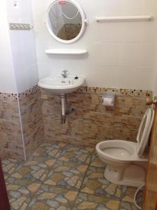 迈萨良Mitaree 2的一间带水槽、卫生间和镜子的浴室