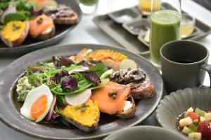 京都MOGANA的桌上一盘食物,包括鸡蛋和蔬菜