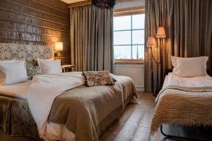 林德瓦伦布格尔霍夫酒店的酒店客房设有两张床和窗户。