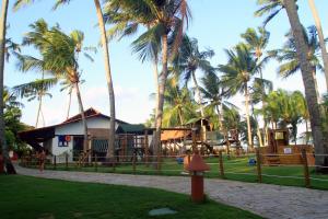 嘎林海斯港塞拉姆比度假酒店的一个带游乐场和棕榈树的公园