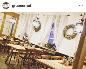 弗赖辛Hotel-Gasthof Grüner Hof的一间在房间内配有桌椅的餐厅