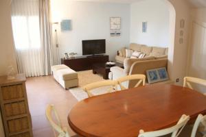 霍斯皮塔勒·德尔英福Beautiful seafront house的客厅配有桌子和沙发