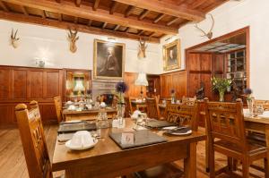 奥本Barcaldine Castle的一间带木桌和椅子的用餐室