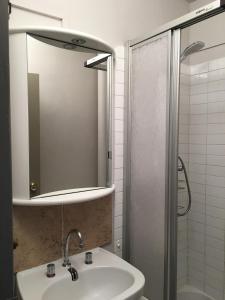 德沃吕伊STUDIO 801的浴室配有盥洗盆和带镜子的淋浴