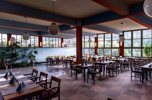 普罗布斯特采拉沃克斯之家-包豪斯酒店的用餐室设有桌椅和窗户。