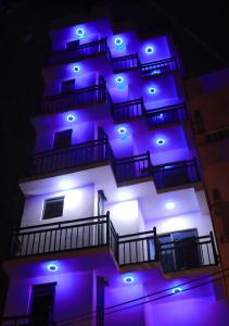 科伦坡Opulence Colombo的上面有蓝色的灯的建筑