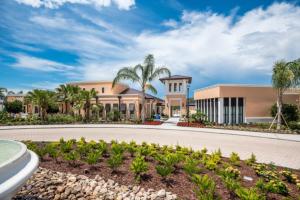 基西米Imagine You and Your Family Renting this 5 Star Villa on Solara Resort, Orlando Villas 2618的棕榈树房屋和车道